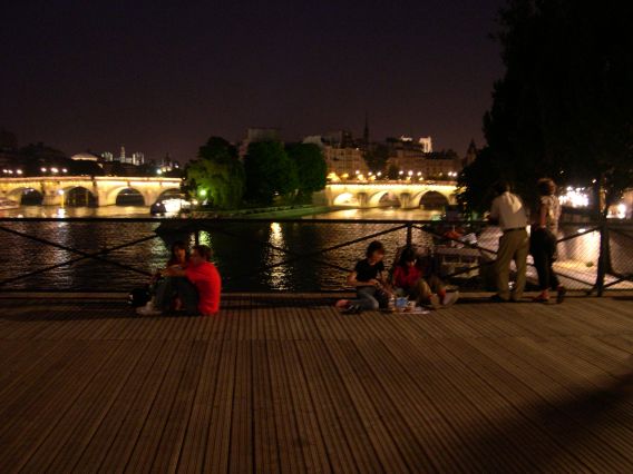  casse croûte sur la passerelle des Arts